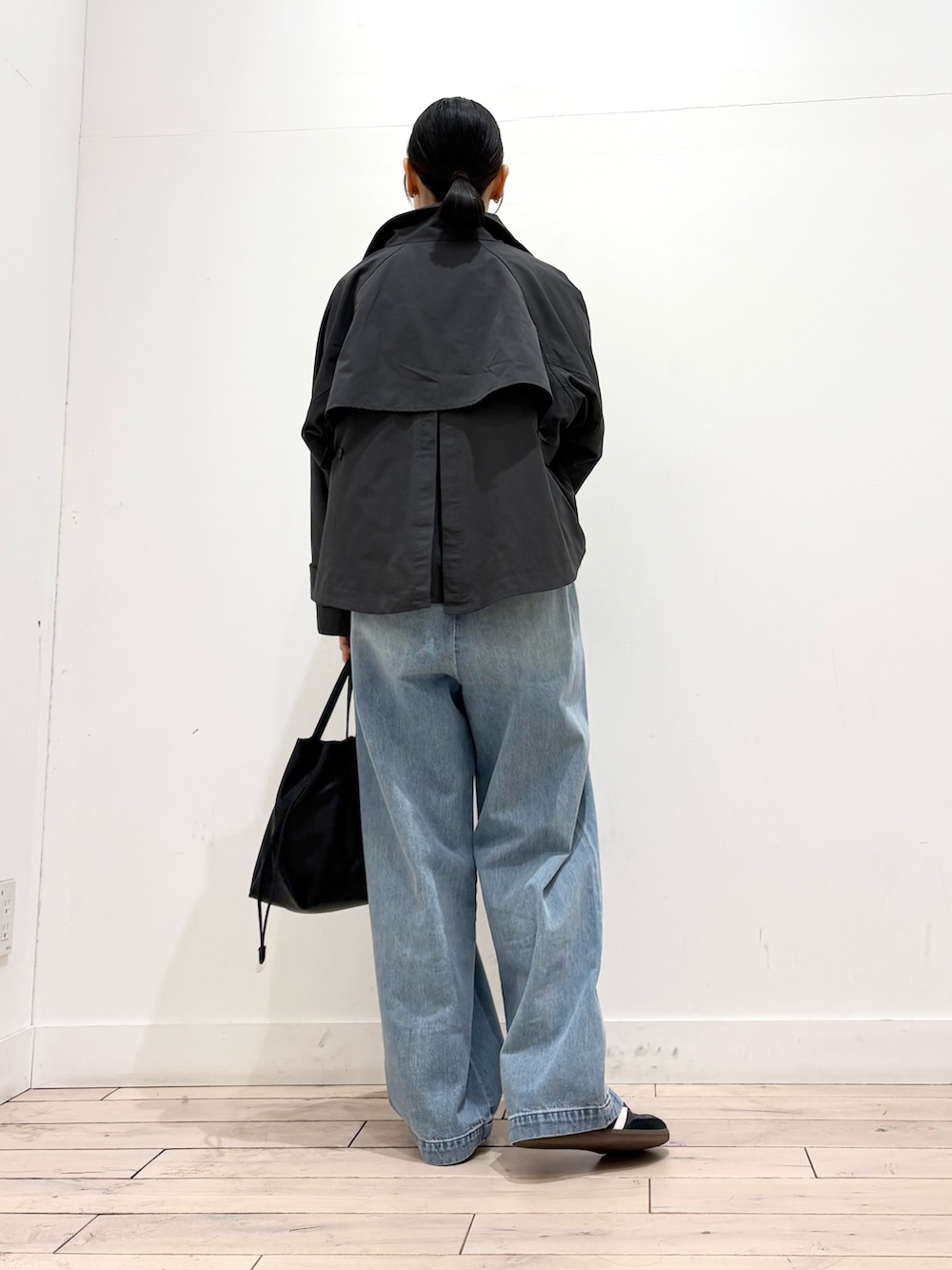 グリーン系のニット/セーター、グレー系のその他アウター、ブラック系のショルダーバッグを着用したレディースの春コーディネートの5枚目の写真