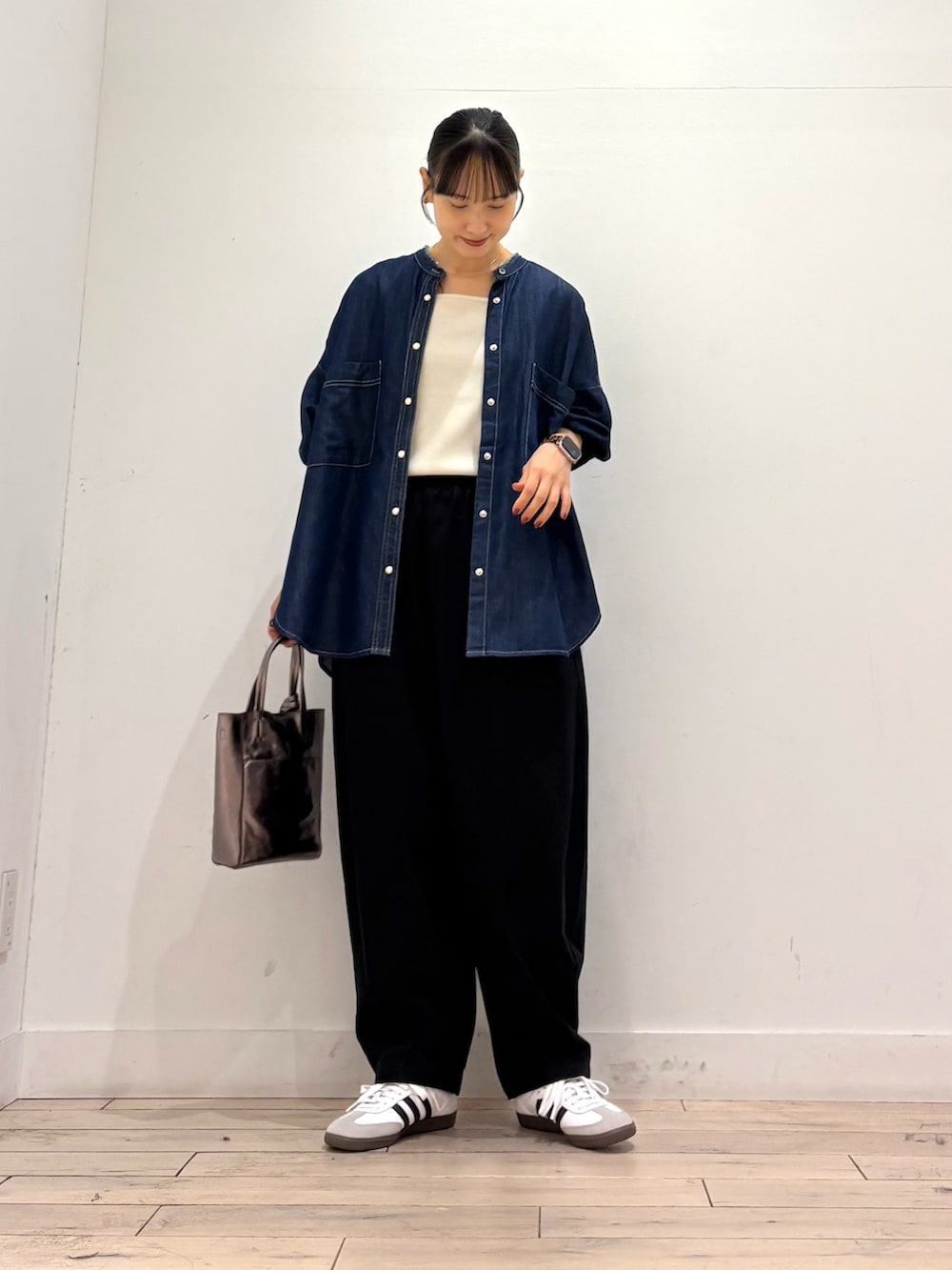 ホワイト系のタンクトップ、ブラック系のその他パンツ、シルバー系のトートバッグを着用したレディースの秋コーディネートの3枚目の写真
