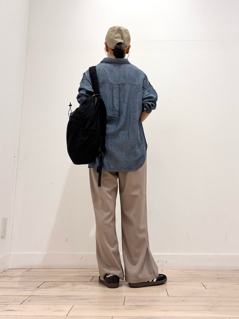 ブルー系のシャツ/ブラウス、ベージュ系のその他パンツ、ブラック系のバックパック/リュックを着用したレディースの夏コーディネートの4枚目の写真