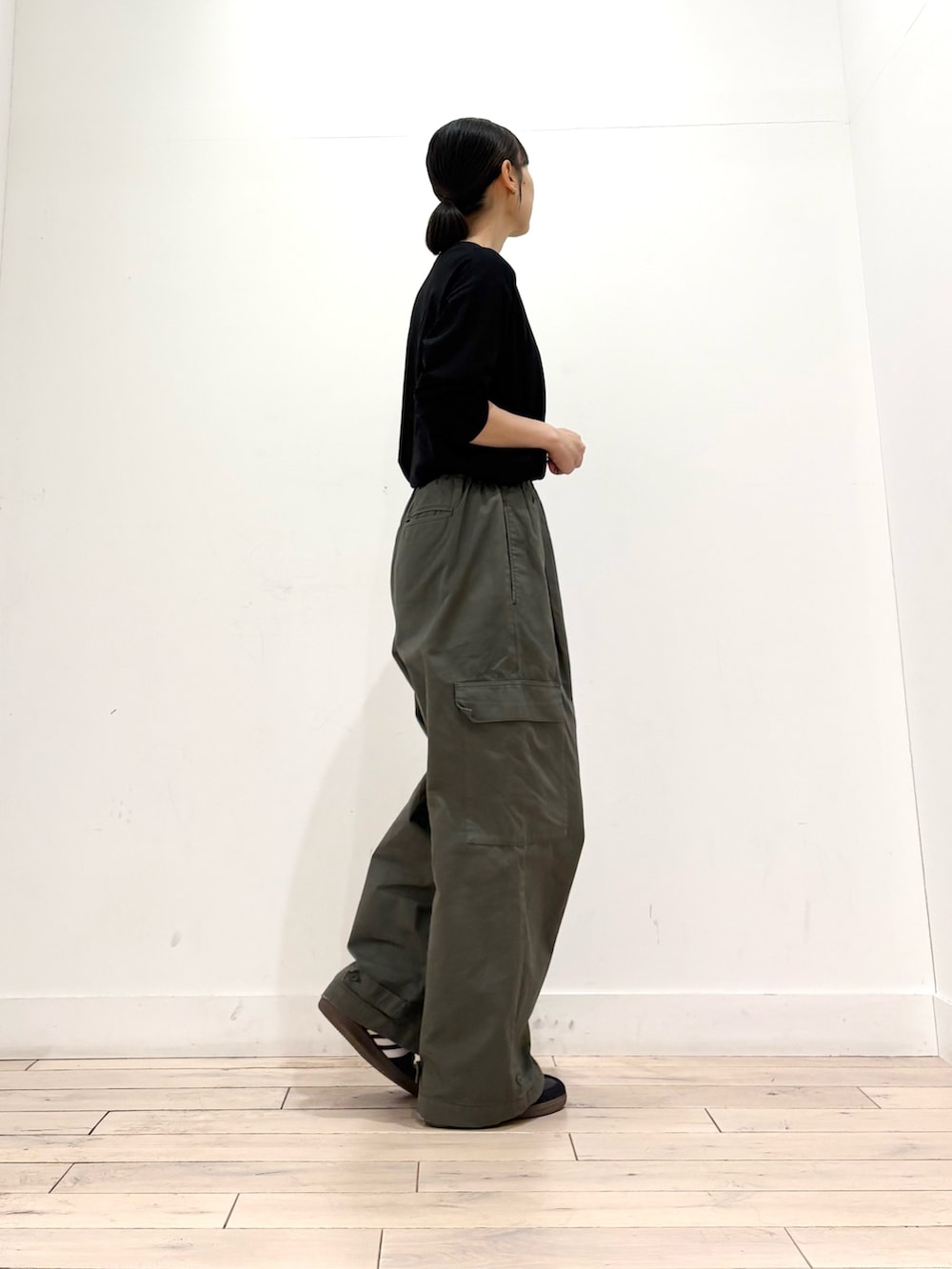 ブラック系のTシャツ/カットソー、グリーン系のその他パンツ、シルバー系のトートバッグを着用したレディースの秋コーディネートの3枚目の写真