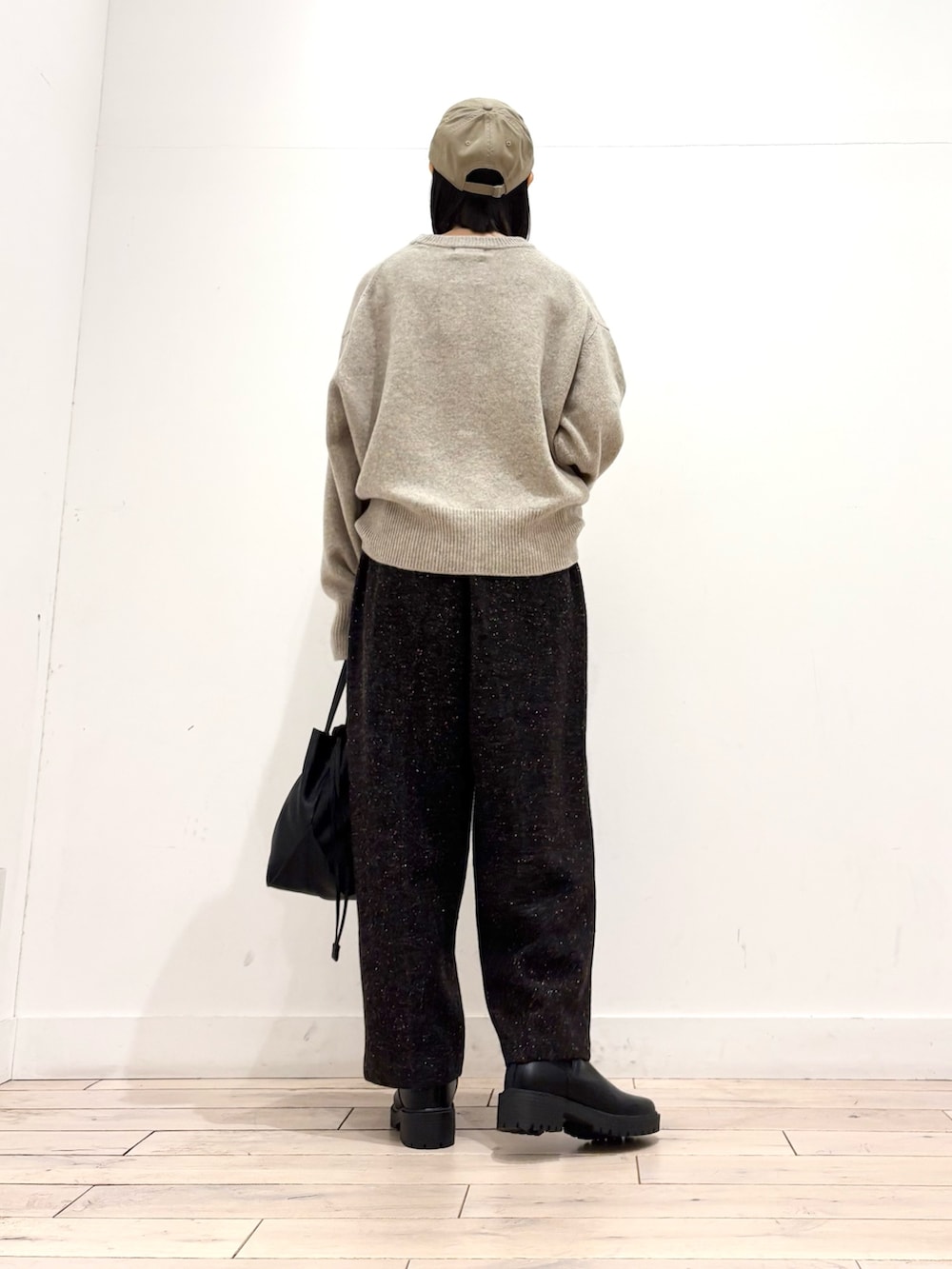 ブルー系のピーコート、ベージュ系のニット/セーター、ブラウン系のその他パンツを着用したレディースの冬コーディネートの4枚目の写真