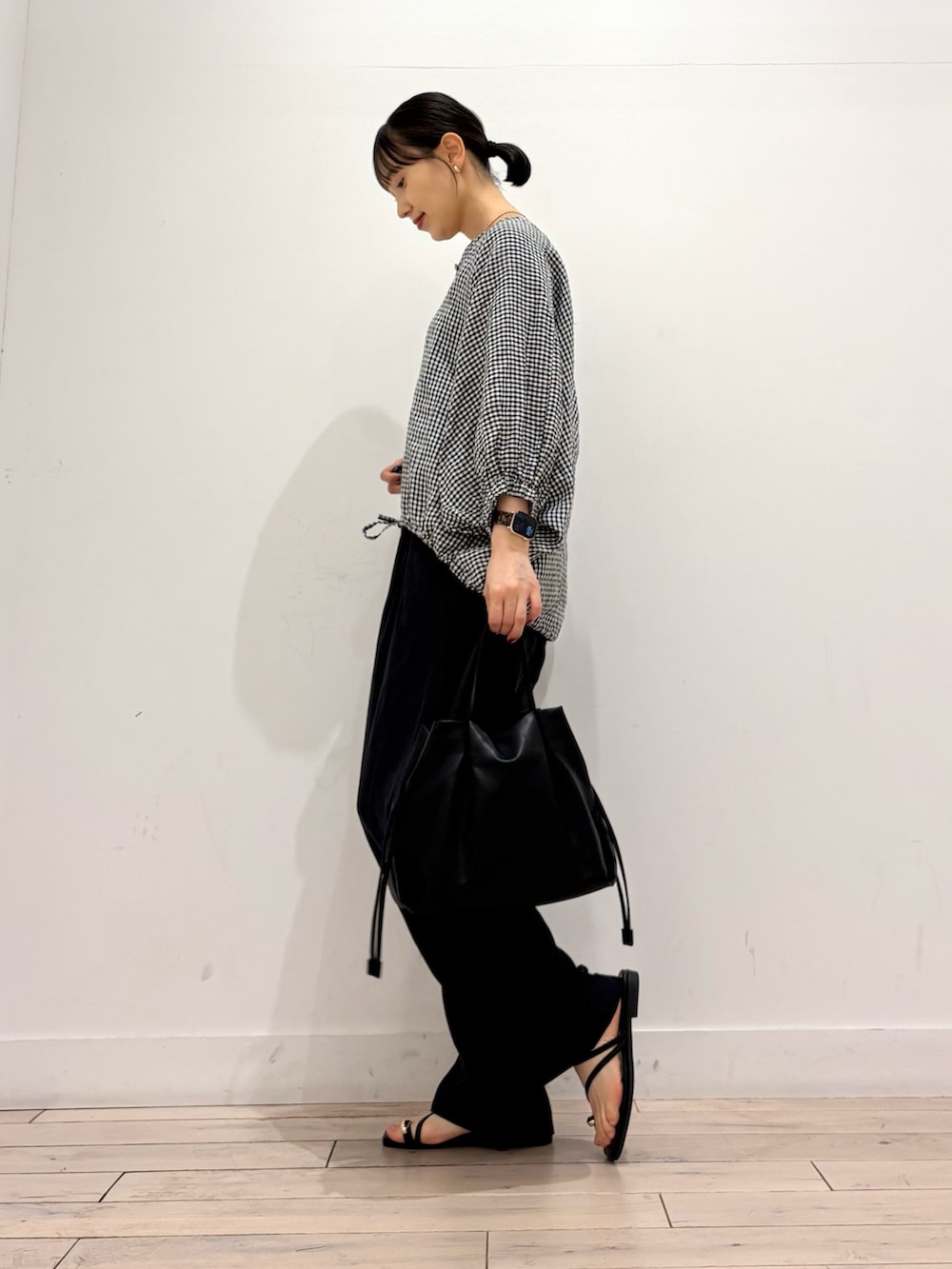 その他のシャツ/ブラウス、ブラック系のショルダーバッグ、ブラック系のその他パンツを着用したレディースの夏コーディネートの3枚目の写真
