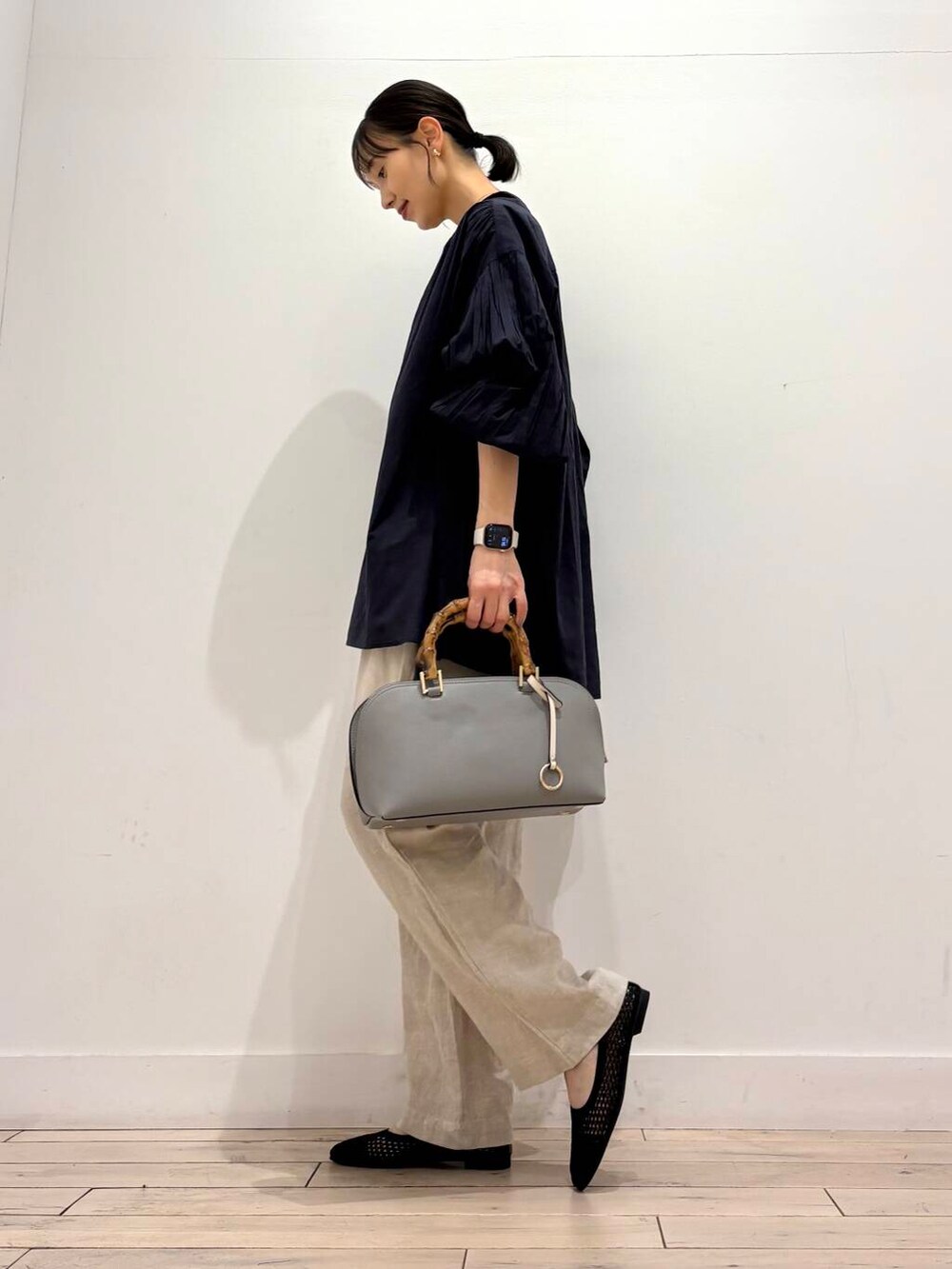 ベージュ系のその他パンツ、ブルー系のシャツ/ブラウス、ブラック系のバレエシューズを着用したレディースの春コーディネートの3枚目の写真