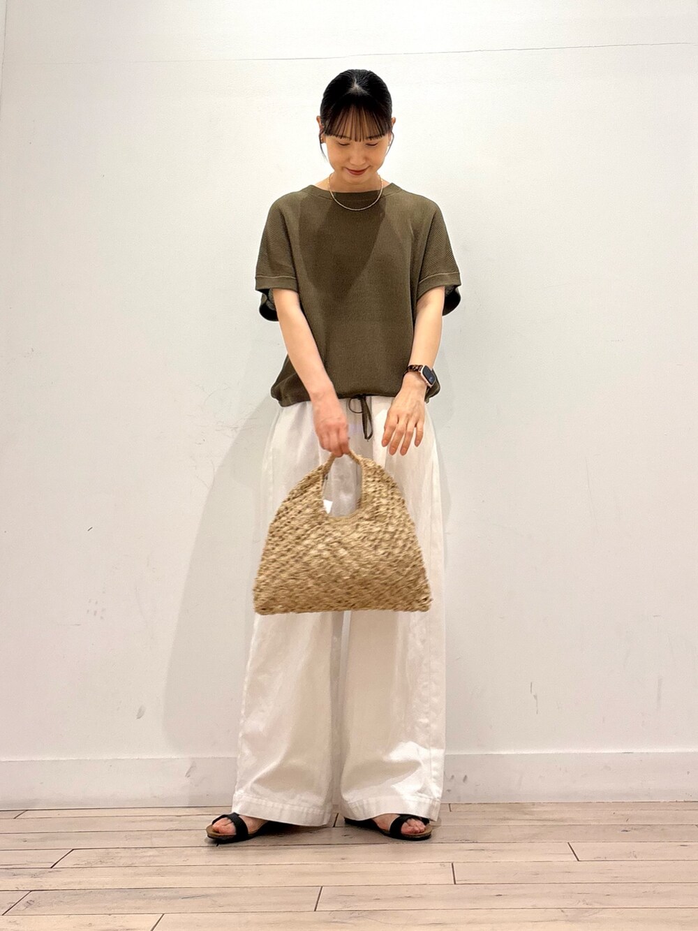 ホワイト系のその他パンツ、ベージュ系のハンドバッグ、ブラック系のサンダルを着用したレディースの夏コーディネートの3枚目の写真