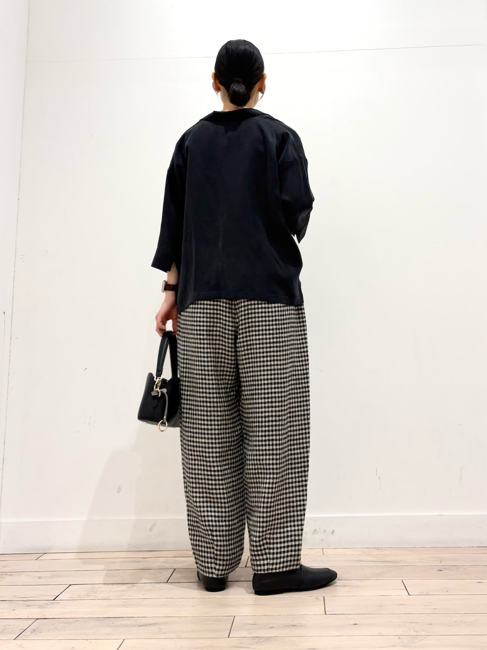 ホワイト系のタンクトップ、ブラック系のシャツ/ブラウス、ブラック系のショルダーバッグを着用したレディースの春コーディネートの5枚目の写真