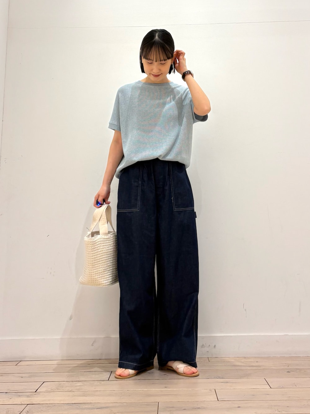 ブルー系のTシャツ/カットソー、ブルー系のデニムパンツ、ホワイト系のトートバッグを着用したレディースの春コーディネートの3枚目の写真