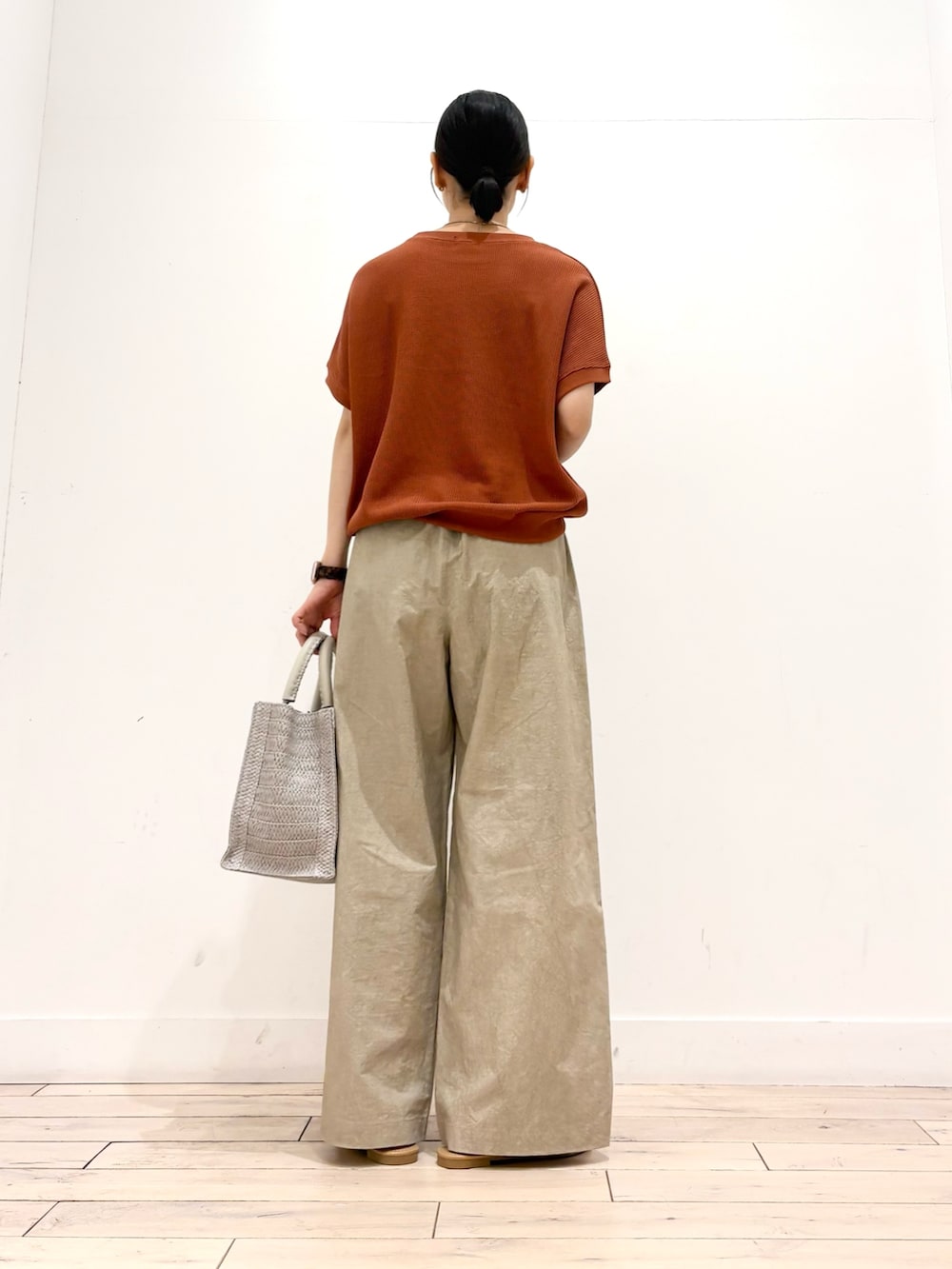 ベージュ系のその他パンツ、グレー系のハンドバッグ、ホワイト系のサンダルを着用したレディースの夏コーディネートの3枚目の写真