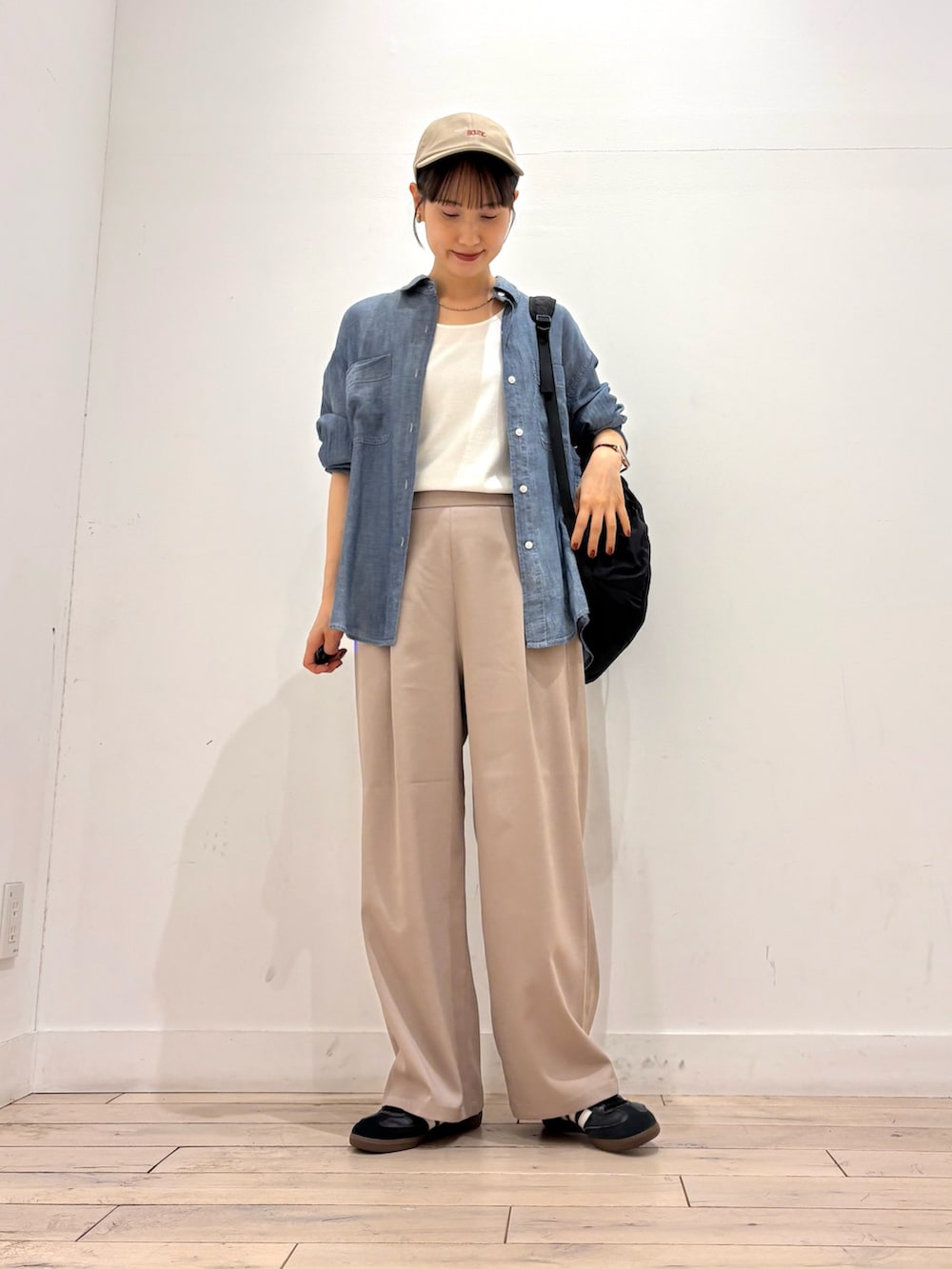 ブルー系のシャツ/ブラウス、ベージュ系のその他パンツ、ブラック系のバックパック/リュックを着用したレディースの夏コーディネートの3枚目の写真