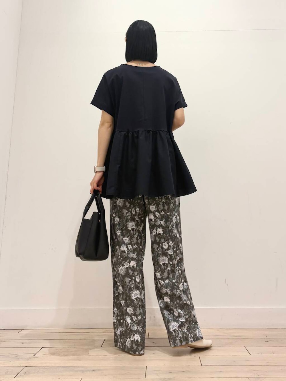 「イージーパンツ、ママコーデ、RODESKO、フラワープリント、SMELLY、アーバンリサーチドアーズ、ドアーズ、ストレート×イエベ春、洒落見えカットソーコーデ」｜「RODE SKOの『MADE IN JAPAN』スクエアトゥプチメタルローファー（ローファー、ホワイト系）」を使った、amiさん（レディース・160cm）の夏コーディネートの4枚目の写真
