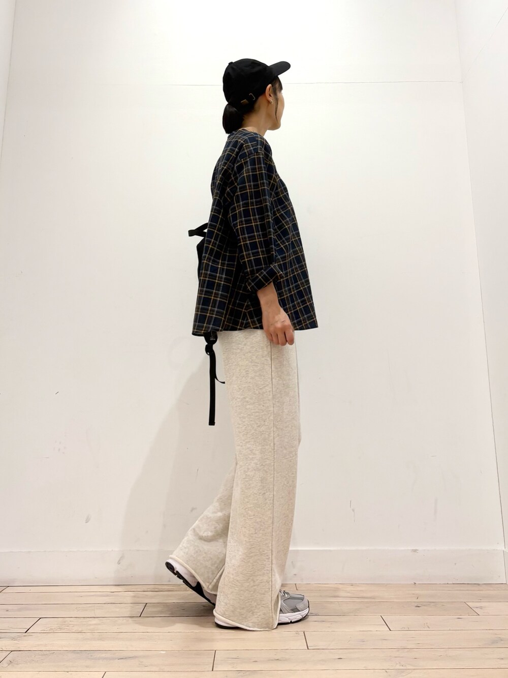 ベージュ系のその他パンツ、ブラック系のバックパック/リュック、グレー系のスニーカーを着用したレディースの秋コーディネートの3枚目の写真