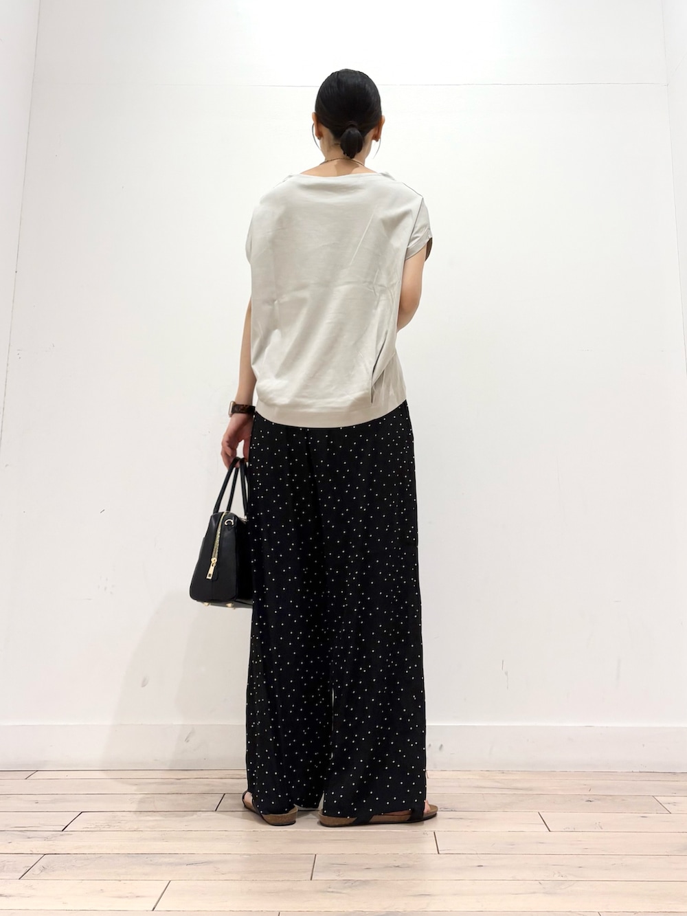 ブラック系のその他パンツ、ブラック系のボストンバッグ、ブラック系のサンダルを着用したレディースの夏コーディネートの5枚目の写真