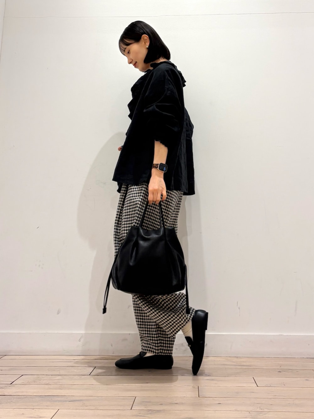 ブラック系のその他パンツ、ブラック系のショルダーバッグ、ブラック系のローファーを着用したレディースの春コーディネートの3枚目の写真