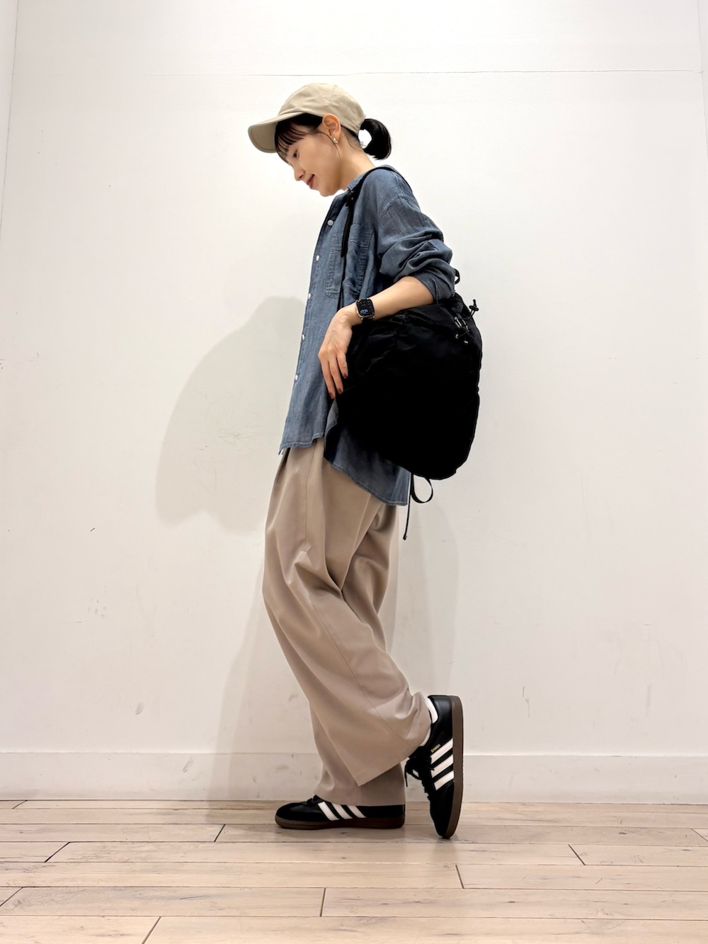 ブルー系のシャツ/ブラウス、ベージュ系のその他パンツ、ブラック系のバックパック/リュックを着用したレディースの夏コーディネートの2枚目の写真