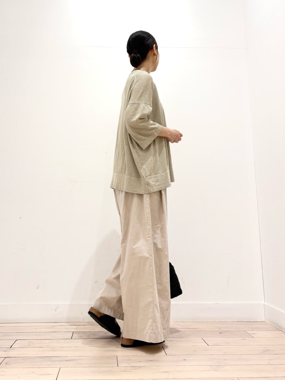 ベージュ系のその他パンツ、ブラック系のショルダーバッグ、ブラック系のサンダルを着用したレディースの夏コーディネートの3枚目の写真