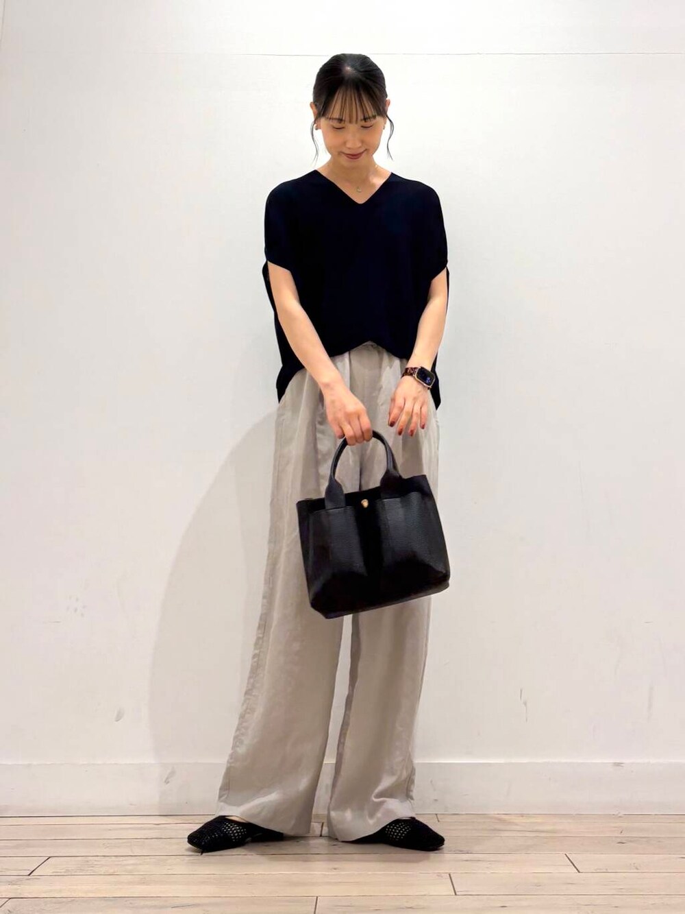 ブラック系のトートバッグ、ブラック系のバレエシューズ、ベージュ系のその他パンツを着用したレディースの夏コーディネートの2枚目の写真