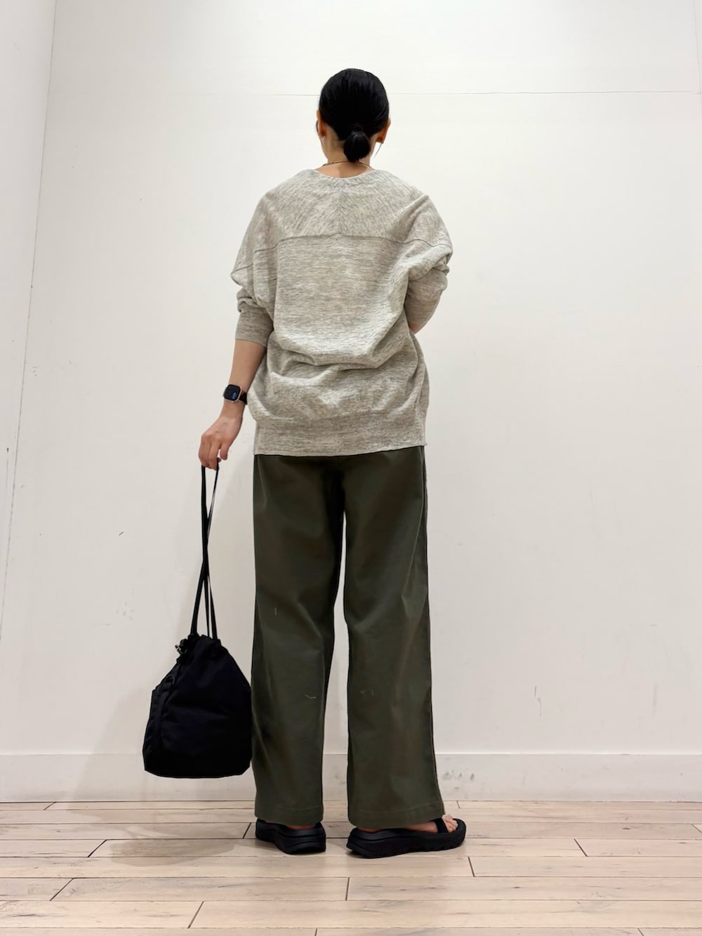 ホワイト系のタンクトップ、グレー系のカーディガン/ボレロ、ブラック系のサンダルを着用したレディースの夏コーディネートの5枚目の写真