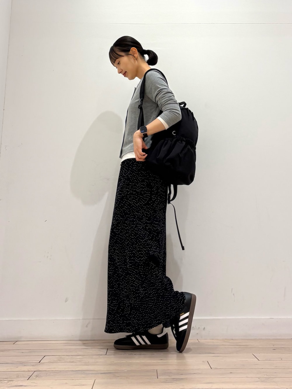 グレー系のTシャツ/カットソー、その他のスカート、ブラック系のスニーカーを着用したレディースの秋コーディネートの2枚目の写真