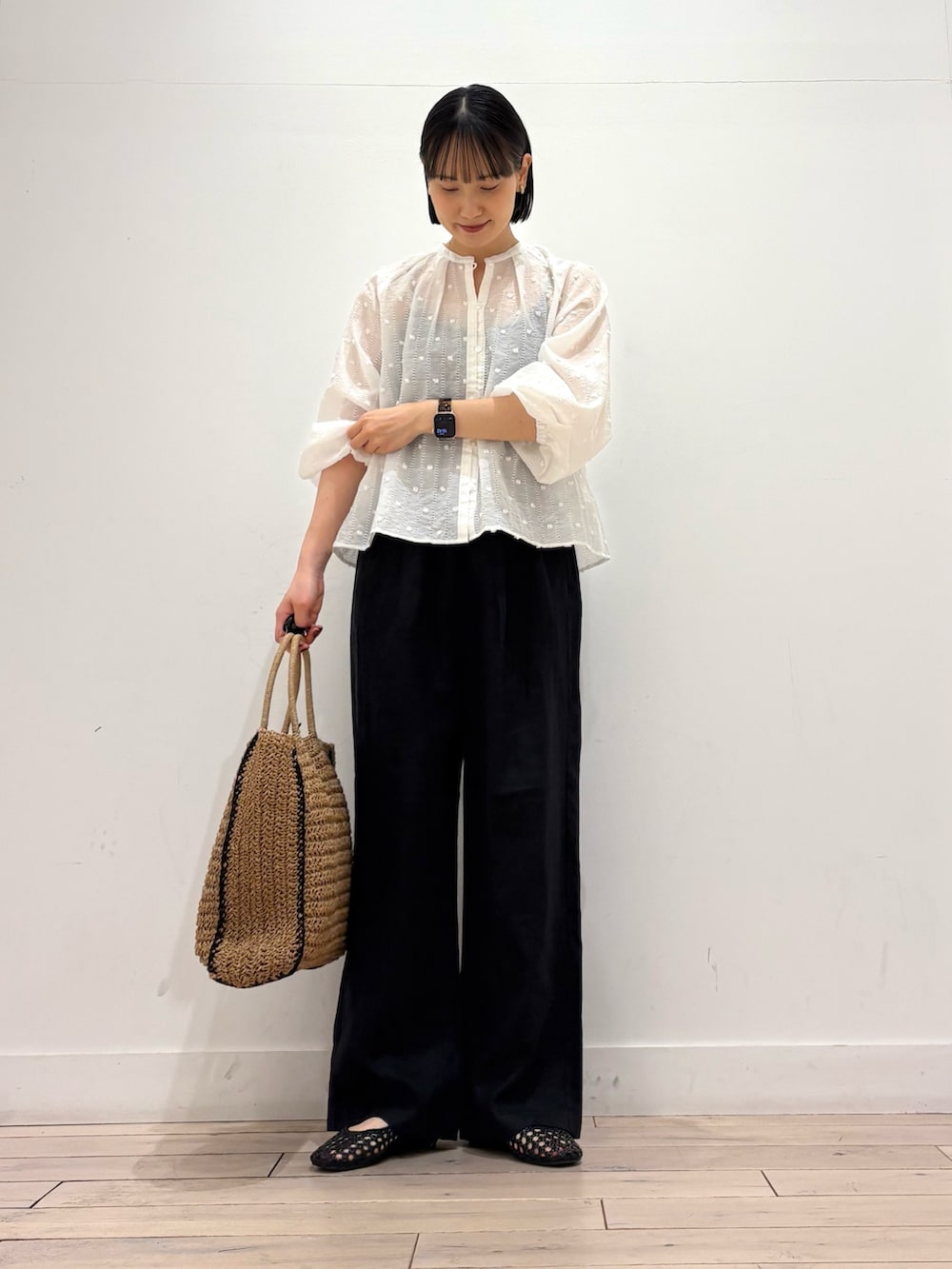 ホワイト系のシャツ/ブラウス、ブラック系のその他パンツ、ベージュ系のトートバッグを着用したレディースの春コーディネートの3枚目の写真