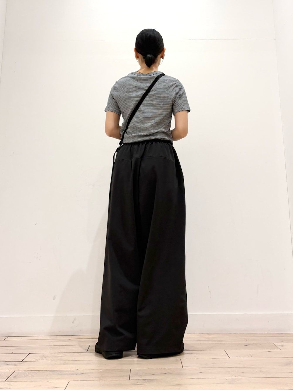 グレー系のその他パンツ、ブラック系のショルダーバッグ、ブルー系のTシャツ/カットソーを着用したレディースの夏コーディネートの5枚目の写真