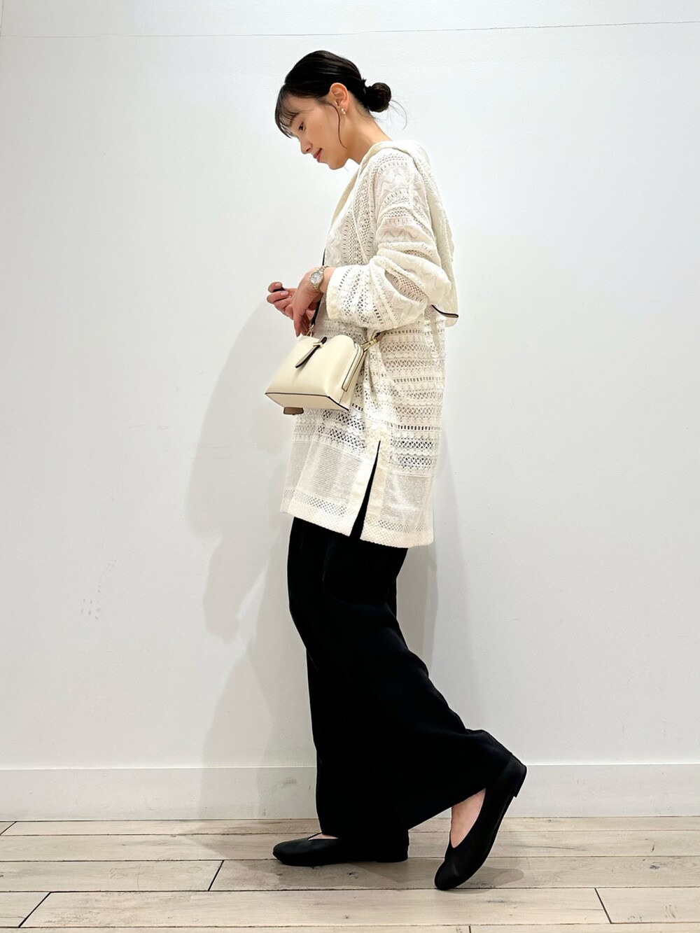 ホワイト系のTシャツ/カットソー、ブラック系のその他パンツ、ブラック系のパンプスを着用したレディースの春コーディネートの2枚目の写真