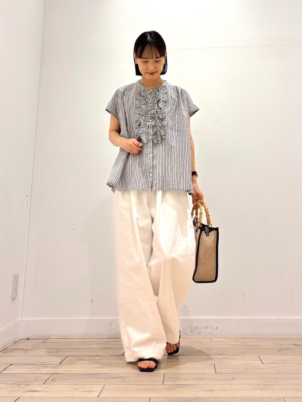 グレー系のシャツ/ブラウス、ホワイト系のその他パンツ、ブラック系のショルダーバッグを着用したレディースの夏コーディネートの3枚目の写真