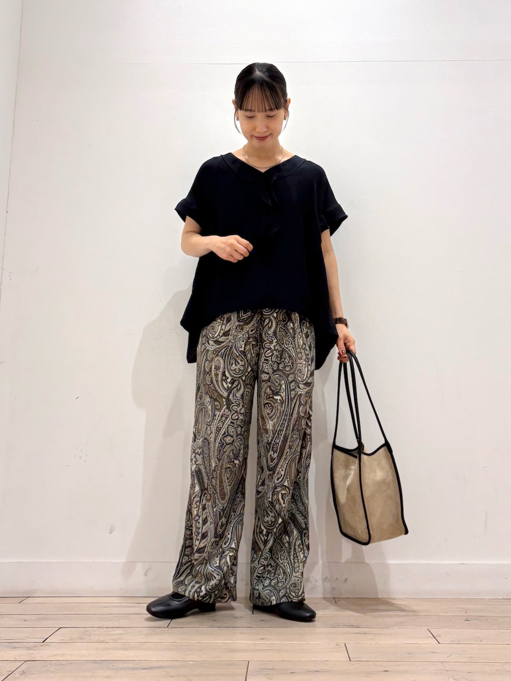 ブルー系のシャツ/ブラウス、ブラウン系のその他パンツ、ベージュ系のトートバッグを着用したレディースの夏コーディネートの2枚目の写真