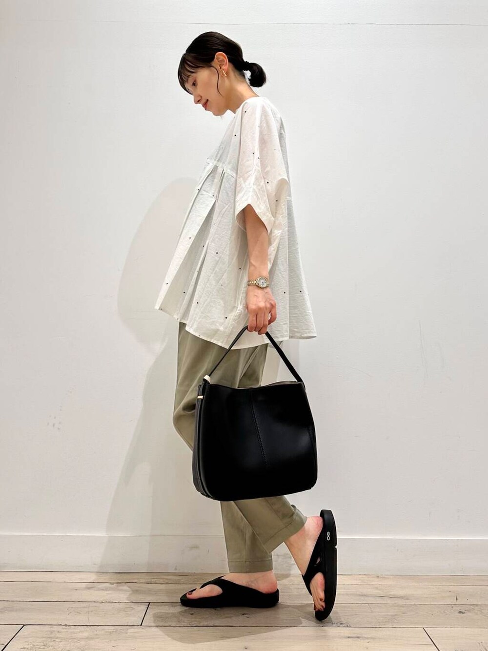 グリーン系のその他パンツ、ブラック系のバレエシューズ、ブラック系のハンドバッグを着用したレディースの夏コーディネートの2枚目の写真