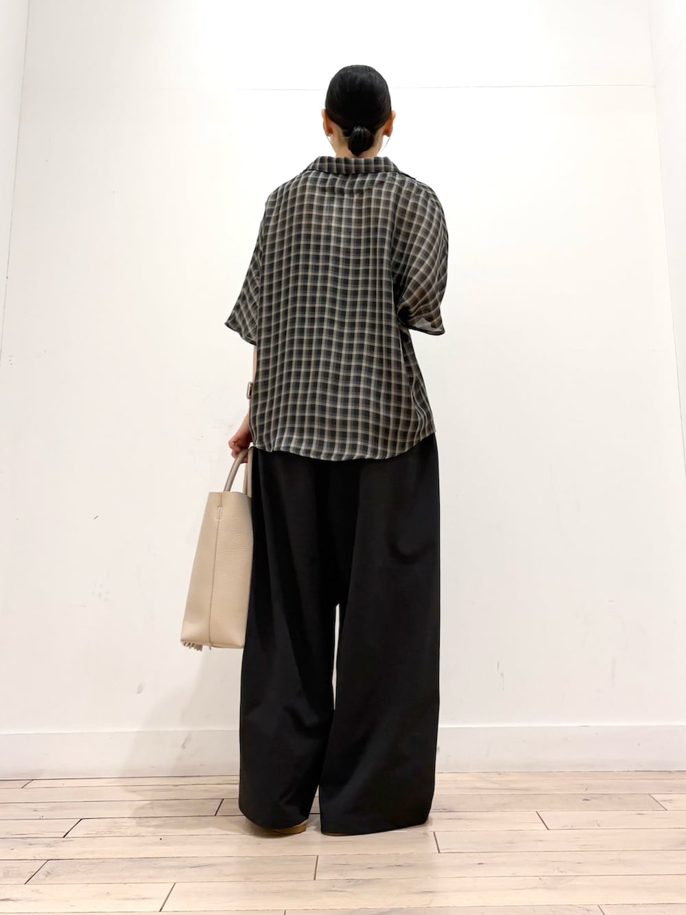ホワイト系のトートバッグ、グレー系のその他パンツ、ベージュ系のシャツ/ブラウスを着用したレディースの夏コーディネートの4枚目の写真