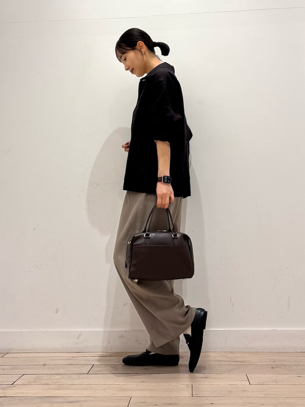 グレー系のカバーオール、グレー系のその他パンツ、ブラウン系のボストンバッグを着用したレディースの春コーディネートの4枚目の写真