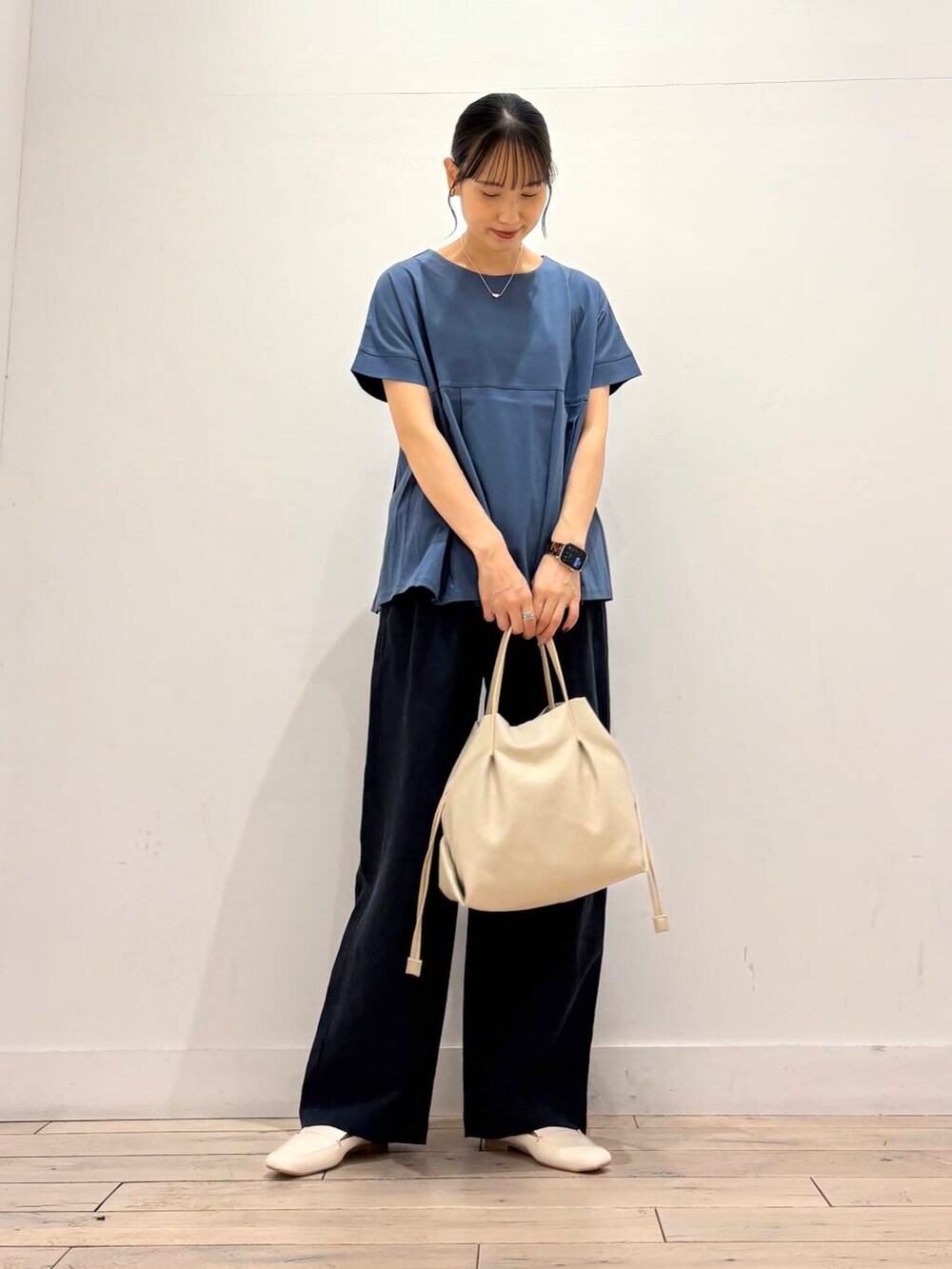 ホワイト系のローファー、ブルー系のその他パンツ、ホワイト系のショルダーバッグを着用したレディースの夏コーディネートの2枚目の写真