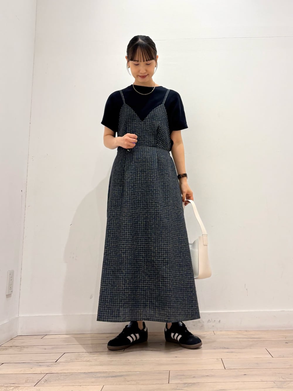 ブルー系のTシャツ/カットソー、ホワイト系のハンドバッグ、ブルー系のワンピースを着用したレディースの夏コーディネートの2枚目の写真