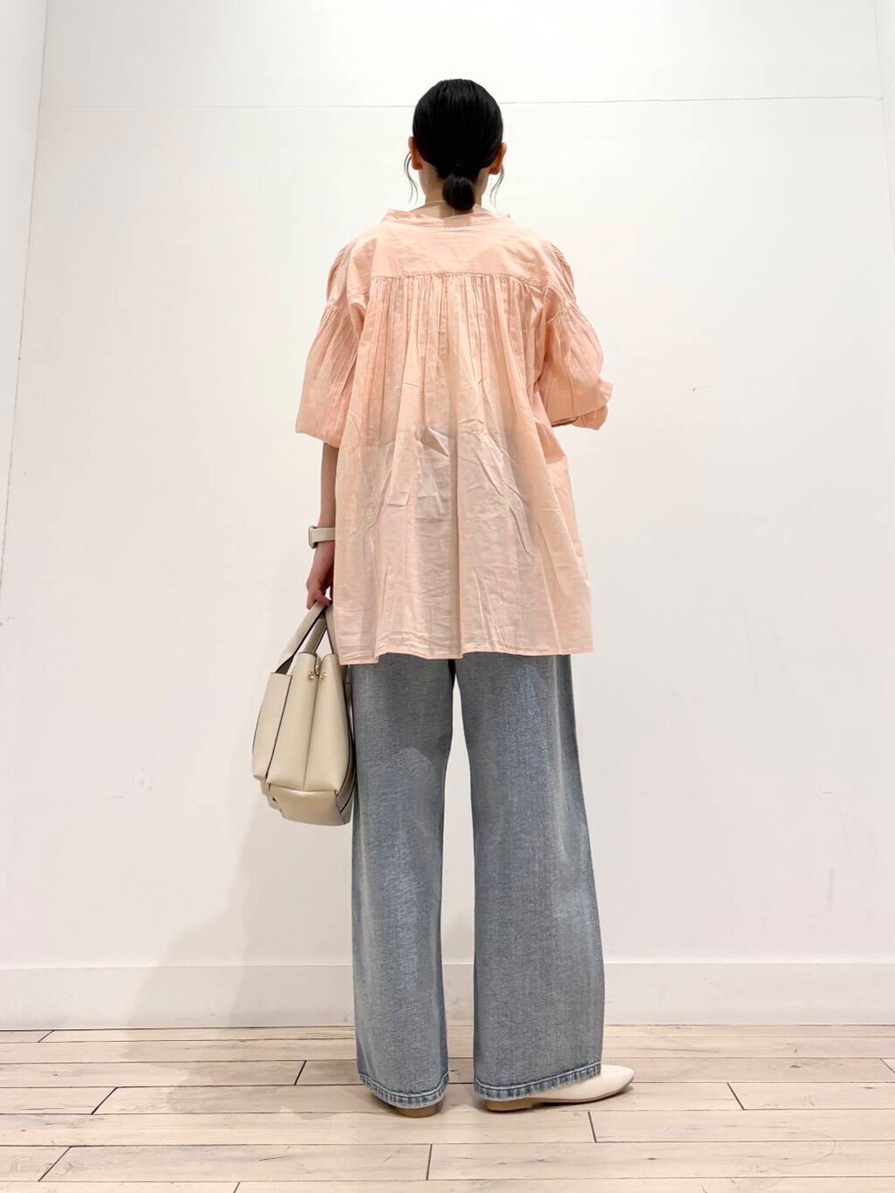 ホワイト系のローファー、ブルー系のデニムパンツ、ホワイト系のトートバッグを着用したレディースの春コーディネートの4枚目の写真