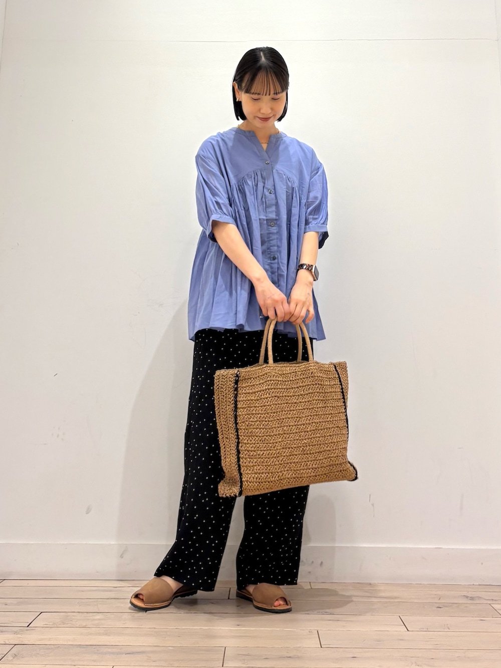 ブルー系のシャツ/ブラウス、ブラック系のその他パンツ、ベージュ系のトートバッグを着用したレディースの夏コーディネートの2枚目の写真