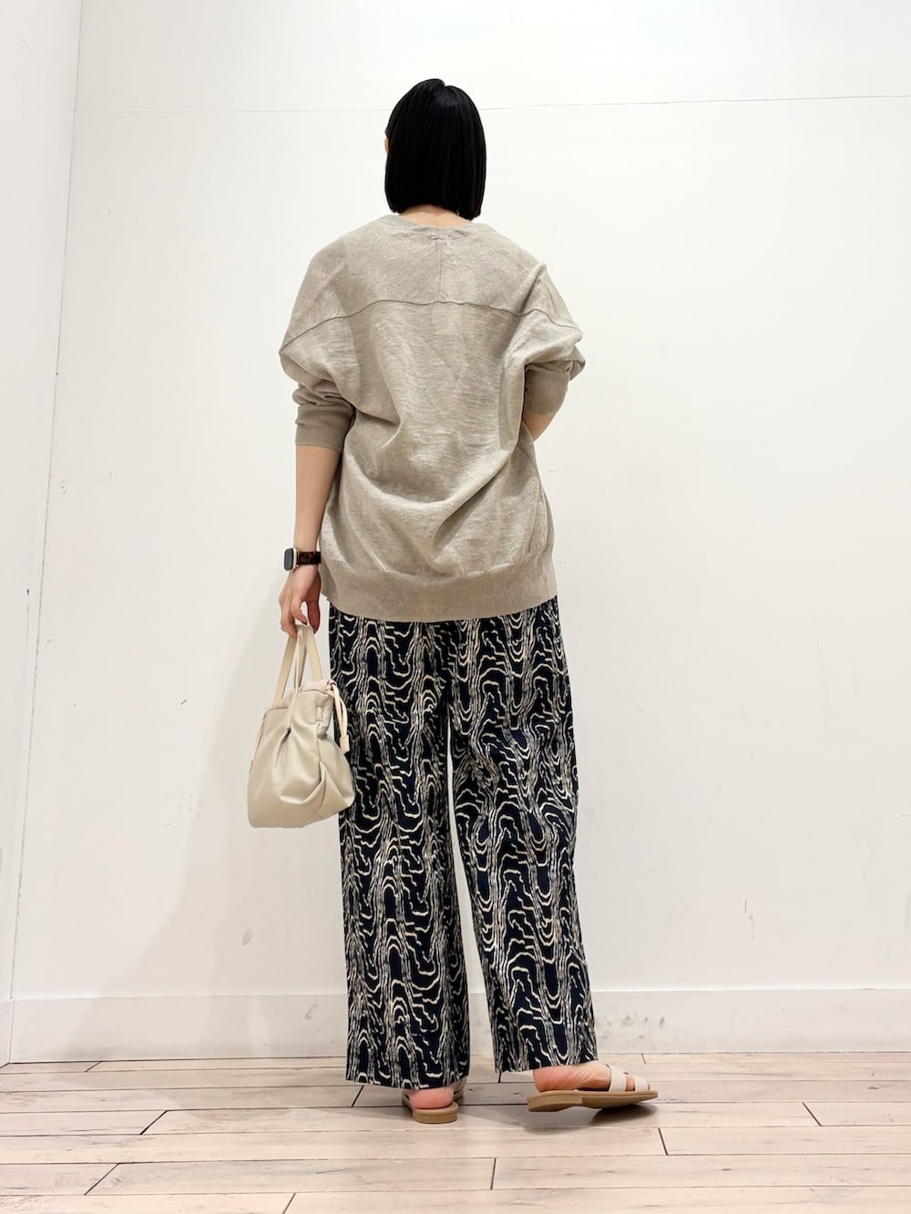 ホワイト系のタンクトップ、ベージュ系のカーディガン/ボレロ、ブラック系のその他パンツを着用したレディースの春コーディネートの6枚目の写真
