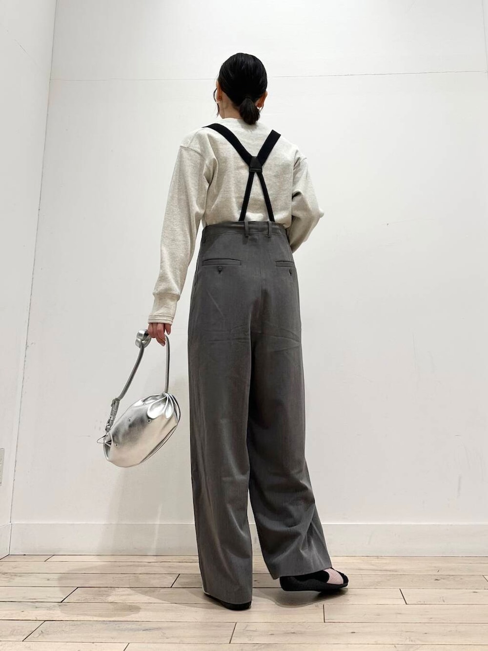 ブラック系のブルゾン、グレー系のその他パンツ、シルバー系のショルダーバッグを着用したレディースの冬コーディネートの3枚目の写真