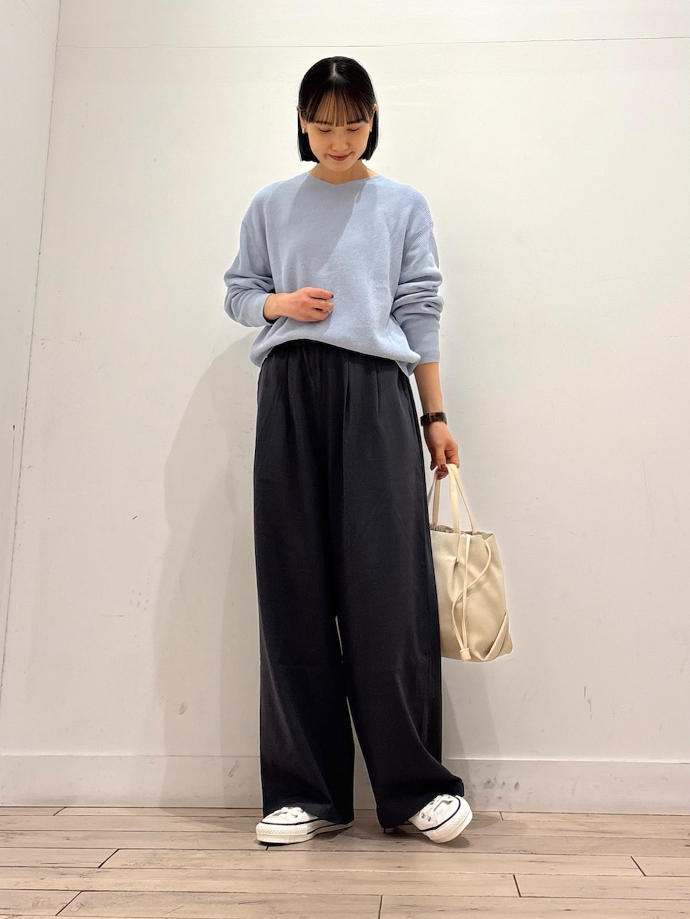 ブルー系のニット/セーター、グレー系のその他パンツ、ホワイト系のスニーカーを着用したレディースの冬コーディネートの2枚目の写真