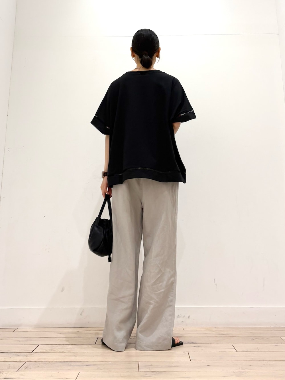 ブラック系のTシャツ/カットソー、ベージュ系のその他パンツ、ブラック系のショルダーバッグを着用したレディースの夏コーディネートの5枚目の写真