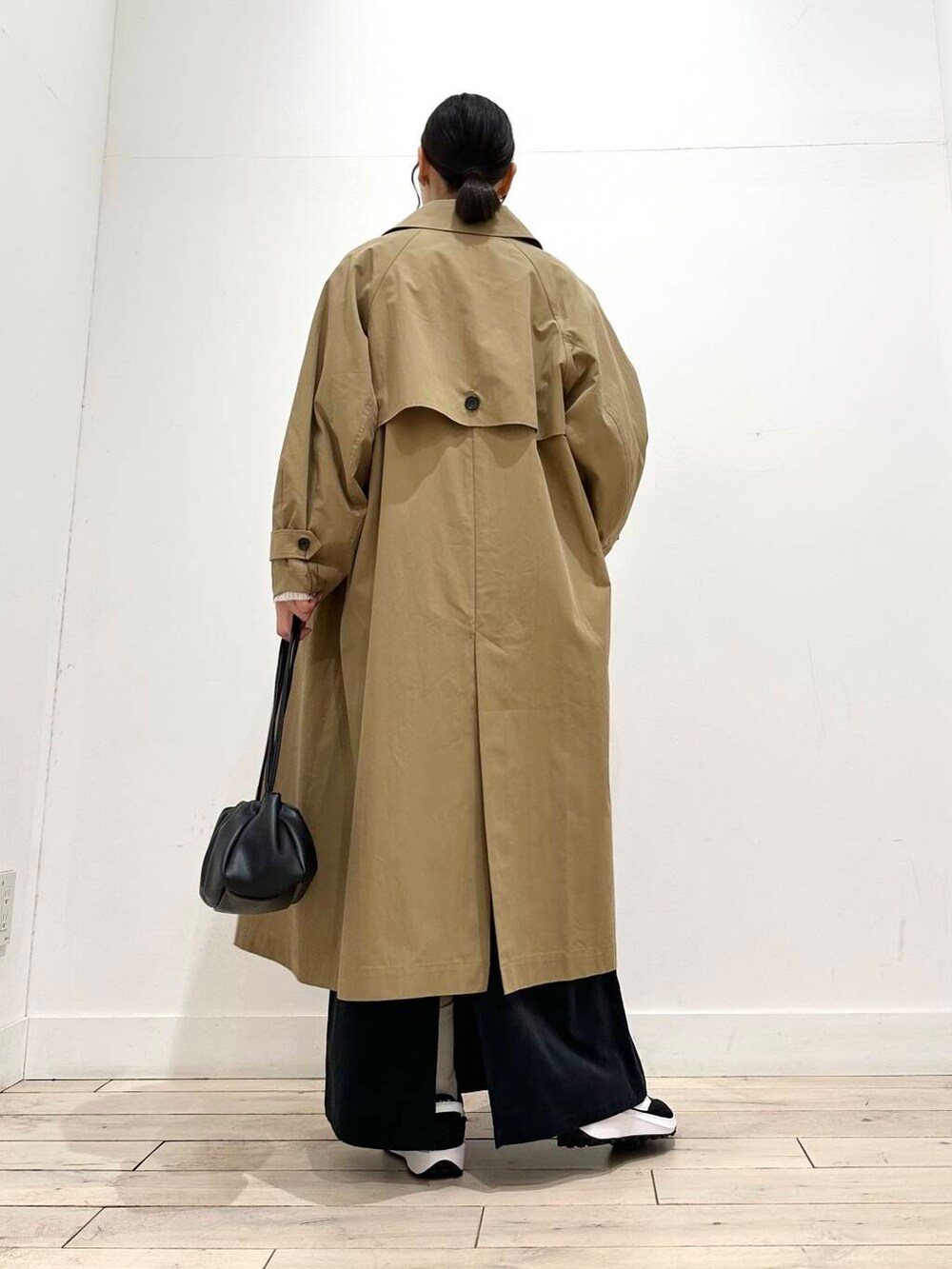 ブルー系のシャツ/ブラウス、グレー系のスカート、ホワイト系のニット/セーターを着用したレディースの冬コーディネートの8枚目の写真