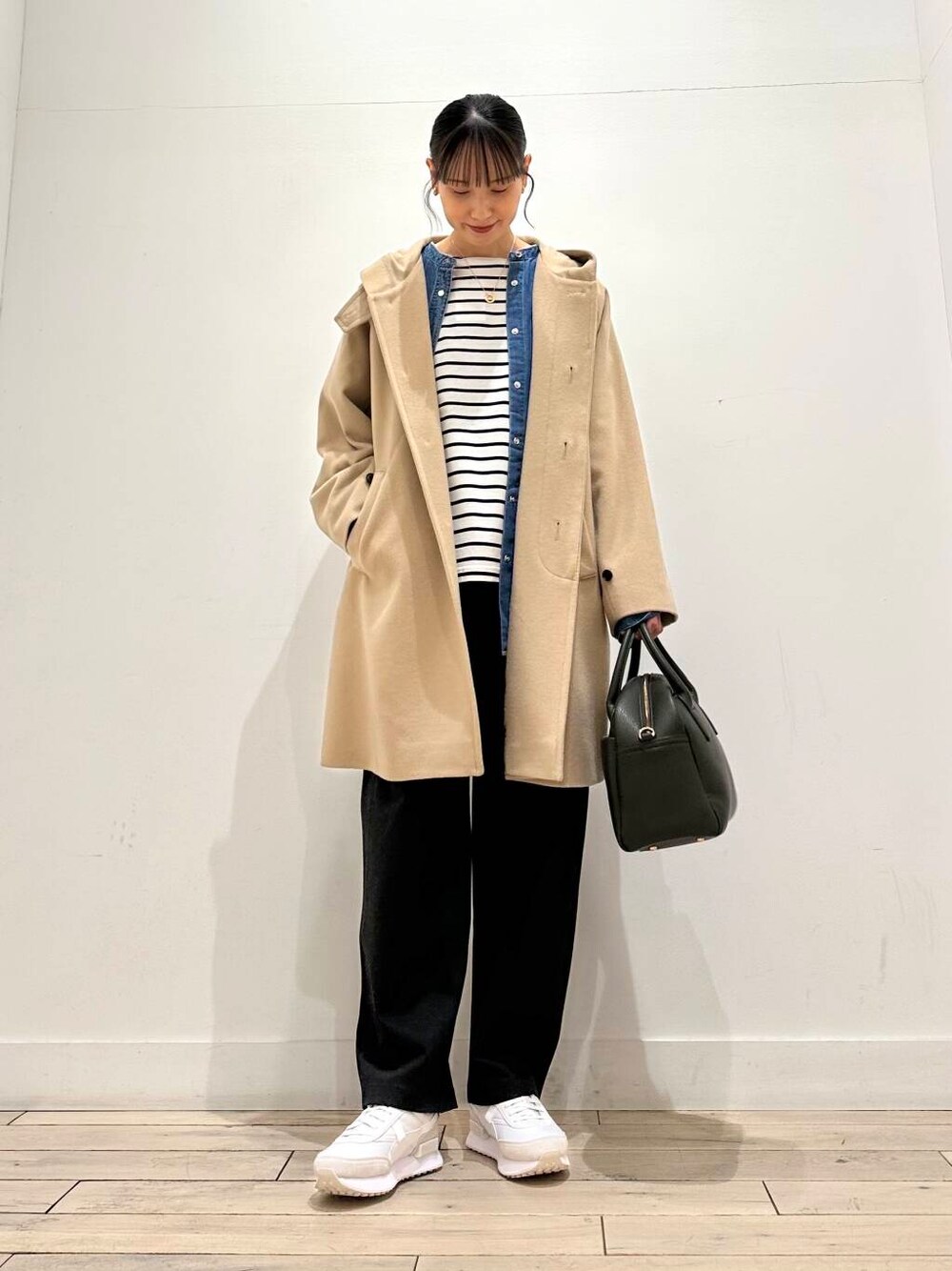 グリーン系のボストンバッグ、ブラック系のTシャツ/カットソー、ブルー系のシャツ/ブラウスを着用したレディースの冬コーディネートの4枚目の写真