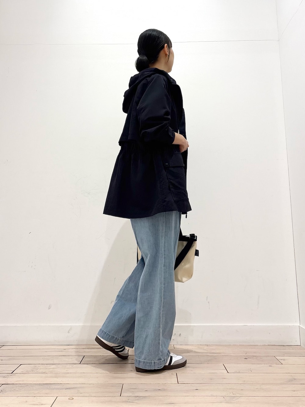 ホワイト系のTシャツ/カットソー、ブルー系のマウンテンパーカー、ブルー系のデニムパンツを着用したレディースの春コーディネートの3枚目の写真