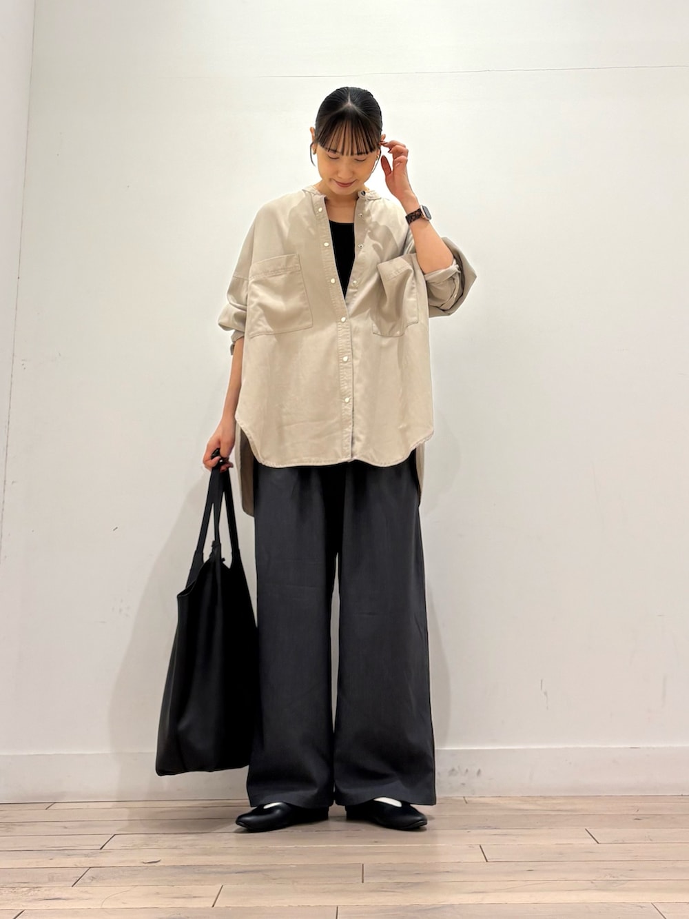 ベージュ系のシャツ/ブラウス、ブラック系のトートバッグ、ブラック系のパンプスを着用したレディースの秋コーディネートの3枚目の写真