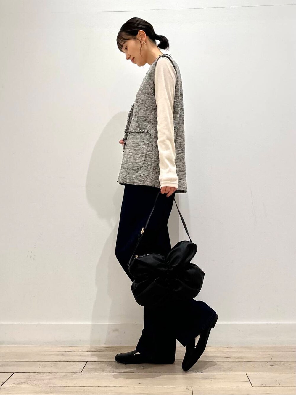 ブラック系のローファー、ホワイト系のTシャツ/カットソー、グレー系のベストを着用したレディースの夏コーディネートの2枚目の写真