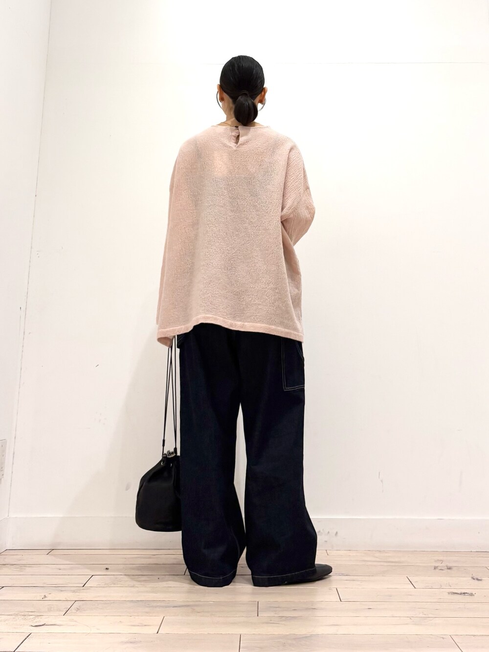ピンク系のシャツ/ブラウス、ブルー系のデニムパンツ、ブラック系のショルダーバッグを着用したレディースの秋コーディネートの5枚目の写真