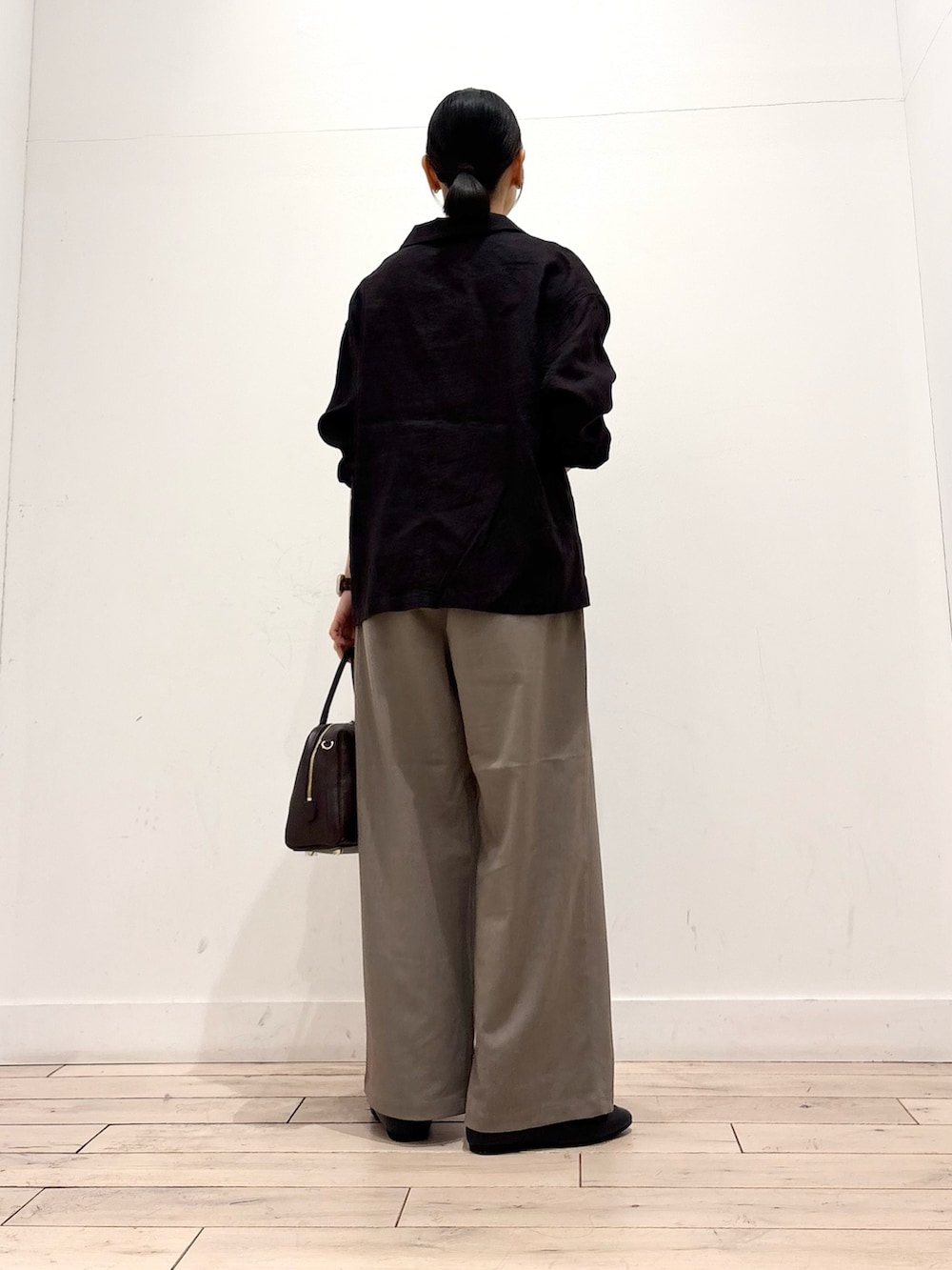 グレー系のカバーオール、グレー系のその他パンツ、ブラウン系のボストンバッグを着用したレディースの春コーディネートの5枚目の写真