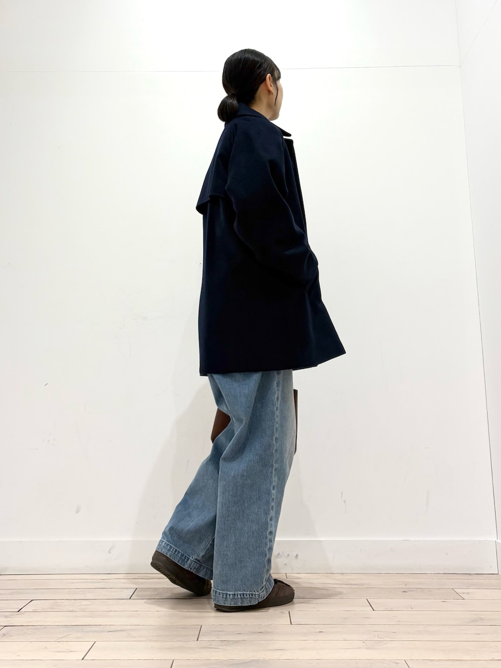 レッド系のニット/セーター、ブルー系のその他アウター、ブルー系のデニムパンツを着用したレディースの冬コーディネートの4枚目の写真