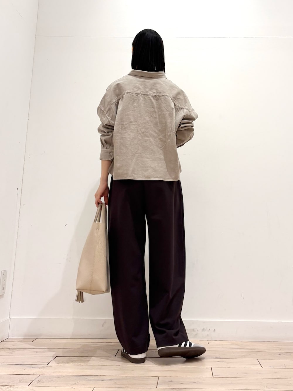 ベージュ系のシャツ/ブラウス、ブラウン系のその他パンツ、ホワイト系のスニーカーを着用したレディースの冬コーディネートの3枚目の写真