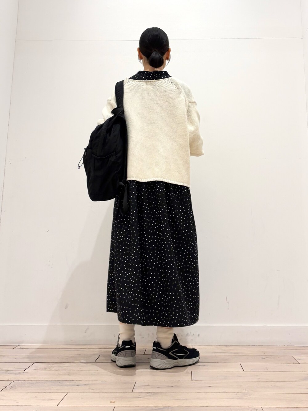ホワイト系のカーディガン/ボレロ、ブラック系のワンピース、ブラック系のスニーカーを着用したレディースの春コーディネートの3枚目の写真