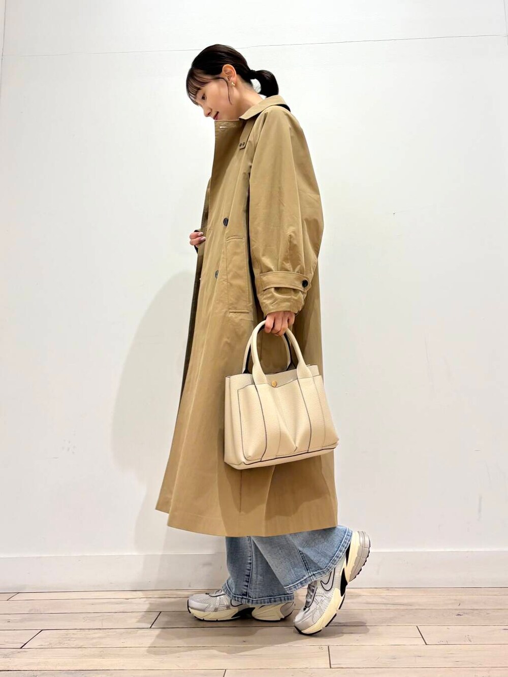 ホワイト系のスニーカー、ブルー系のデニムパンツ、グレー系のTシャツ/カットソーを着用したレディースの冬コーディネートの6枚目の写真