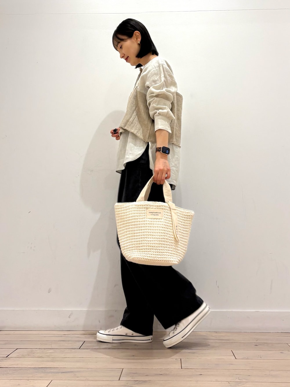 ベージュ系のその他トップス、グレー系のシャツ/ブラウス、ホワイト系のトートバッグを着用したレディースの春コーディネートの2枚目の写真