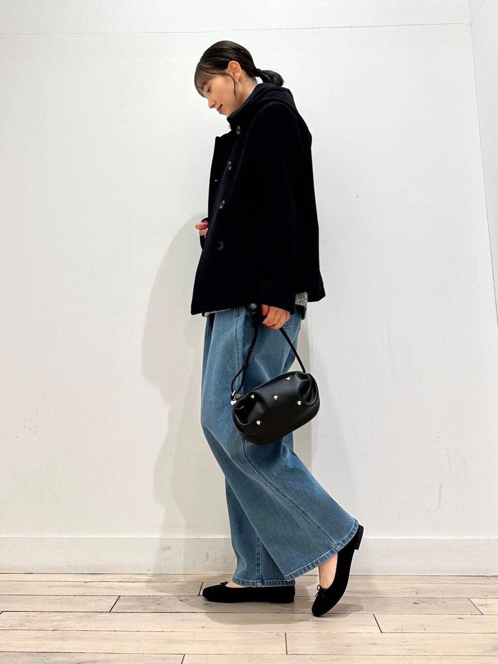 ブラック系のその他アウター、ブラック系のバレエシューズ、ホワイト系のTシャツ/カットソーを着用したレディースの冬コーディネートの6枚目の写真